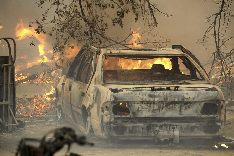 Oheň způsobil už značné škody i oběti na životech.