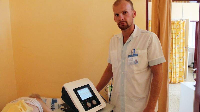 Vedoucí fyzioterapeut nemocnice Mgr. Alfréd Heckel s novým přístrojem.