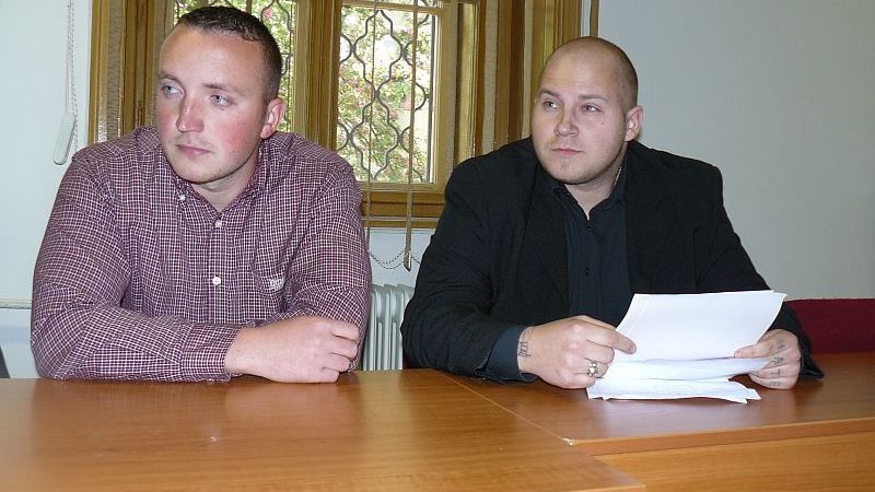 Obžalovaní Petr Nikoluk a Jan Dufek před zahájením hlavního líčení.