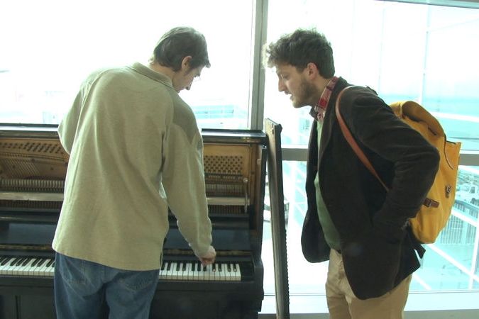 Hrou na piano si cestující na pražském letišti mohou zpříjemnit čekání 