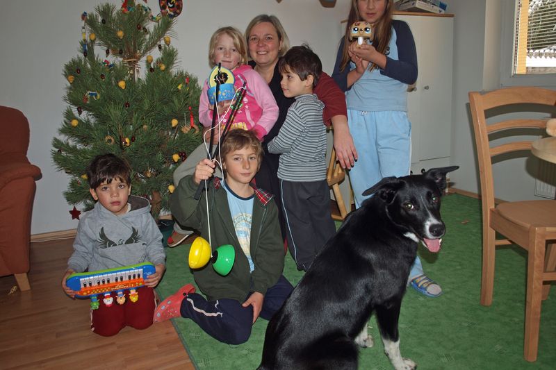 Ježíšek o Vánocích nezapomněl ani na děti z pěstounské rodiny maminky Lenky v SOS vesničce v Karlových Varech - Doubí.