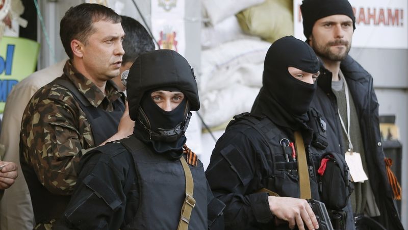 Proruští ozbrojenci ve východoukrajinském městě Luhansk. Ilustrační foto