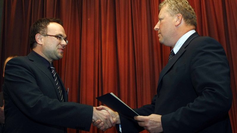 Ministr kultury Jiří Besser (vpravo) předává jmenování novému šéfovi České filharmonie Davidu Marečkovi.