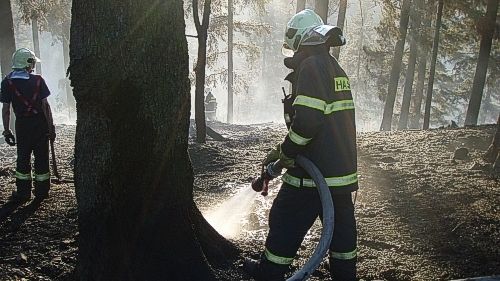 Lesní požáry v pondělí pokračují, hasiči zasahují u ohně nedaleko Dobešova na úpatí Oderských vrchů.