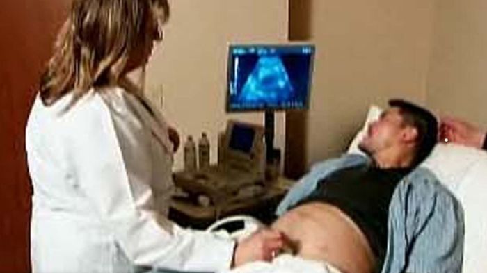 Thomas Beatie podstupuje ultrazvuk