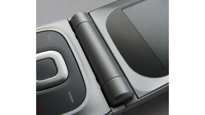 Nokia 7020 - kloub je oproti předchůdcům typu Nokie 6101 mnohem lépe zpracován. Vše k sobě po otevření sedí.