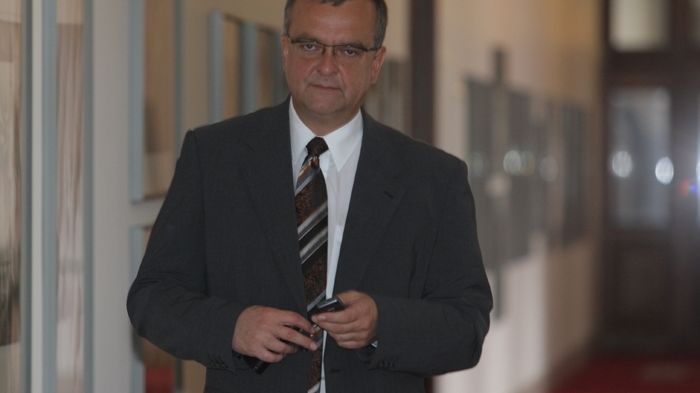 Ministr financí Miroslav Kalousek přichází na pondělní jednání vlády
