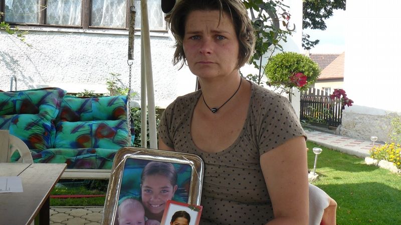 Nešťastná Gabriela Ungerová s fotografiemi své dcery