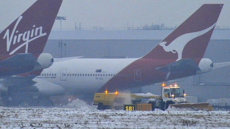 Odstraňování mokrého sněhu na na londýnském letišti Heathrow