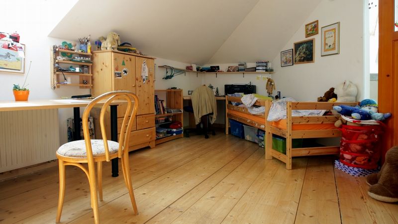 Dětské pokoje jsou zařízené v severském stylu, což znamená dřevěnou podlahu, dřevěný nábytek, hodně prostoru a světla.