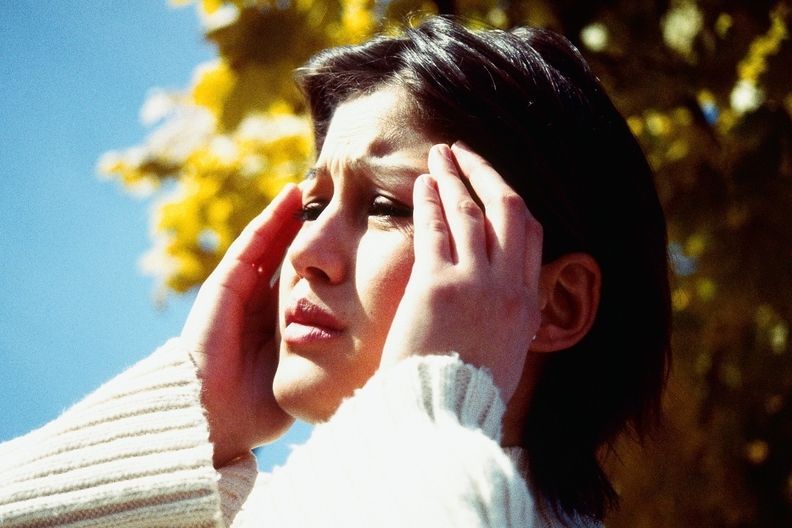 Migréna dle odborníků častěji postihuje ženy, důvody mohou být v častých hormonálních změnách, které je v životě potkávají.