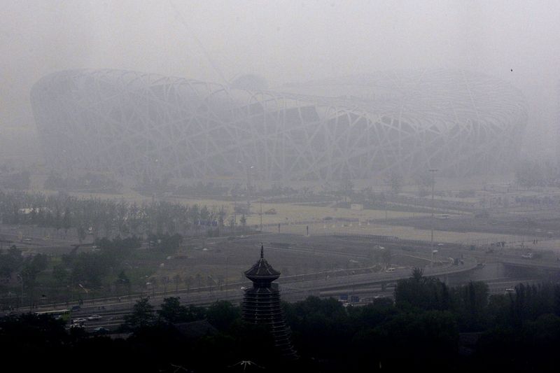 Smog v okolí olympijského stadiónu v Pekingu