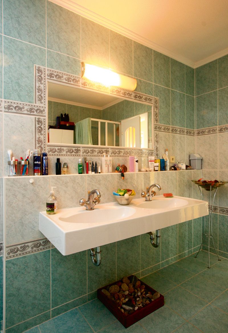 Zelená barva v koupelně oslabila energii vody a postarala se o harmonii místnosti.