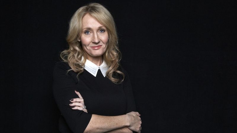  J. K. Rowlingová sleduje pět rodin z různého sociálního prostředí. 