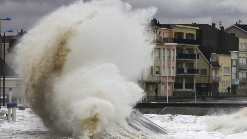 Silný vítr způsobil obrovské vlny na atlantickém pobřeží Francie ve Wimereux na severozápadě země.