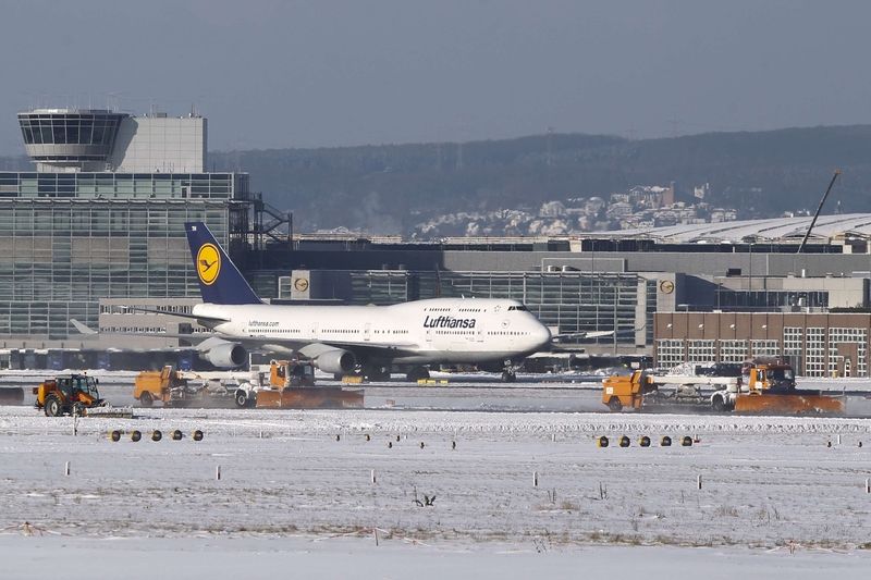 Odklízení sněhu z letiště ve Frankfurtu
