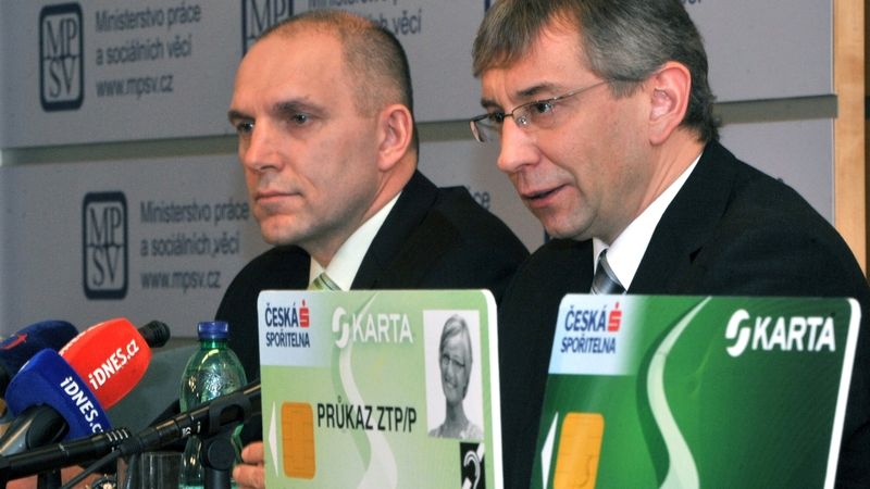 Ministr práce a sociálních věcí Jaromír Drábek a první náměstek generálního ředitele České spořitelny Dušan Baran představili sKartu v lednu.