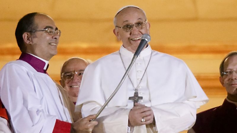 Nový papež poprvé promlouvá k věřícím.