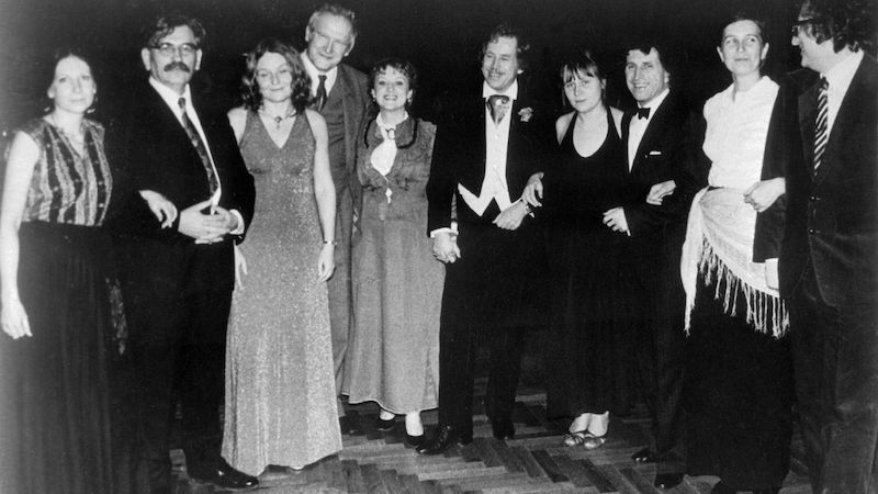 Snímek z plesu z roku 1983 nebo 1984. Zleva Lenka Procházková, Ludvík Vaculík, Eva Kriseová, Olbram Zoubek, Jitka Vodňanská, Václav Havel, Anna Šabatová, Ivan Havel, Iva Kotrlá a Zdeněk Kotrlý.