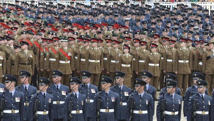 Slavnostní přehlídka, které se zúčastnilo na 2500 britských vojáků