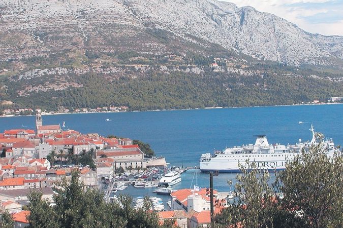 Chorvatský ostrov Korčula a jeho stejnojmenné středisko patří k nejoblíbenějším jadranským letoviskům.