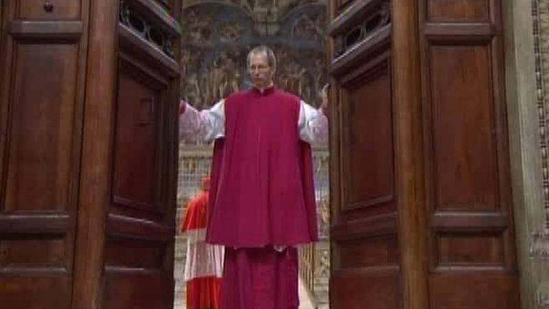 Ceremoniář Guido Marini zavírá za kardinály dveře do Sixtinské kaple.