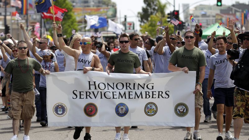 Homosexuální příslušníci amerického námořnictva a a námořní pěchoty při loňské pride parade v San Diegu v tričkách ukazujících, ke které složce ozbrojených sil patří. 