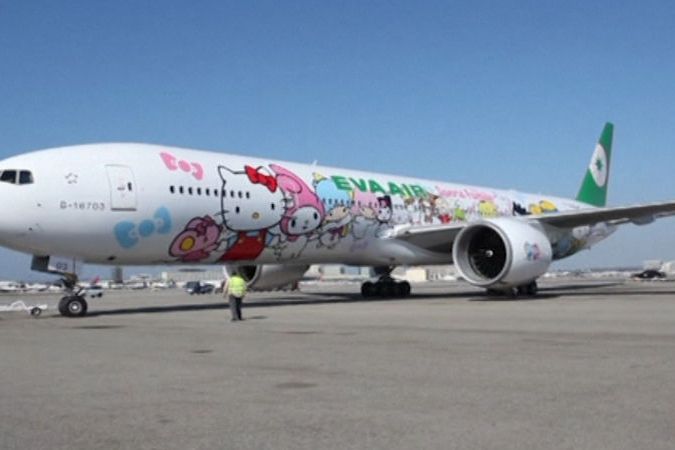 BEZ KOMENTÁŘE: V září 2013 přiletělo tematické letadlo s postavičkou Hello Kitty poprvé do USA