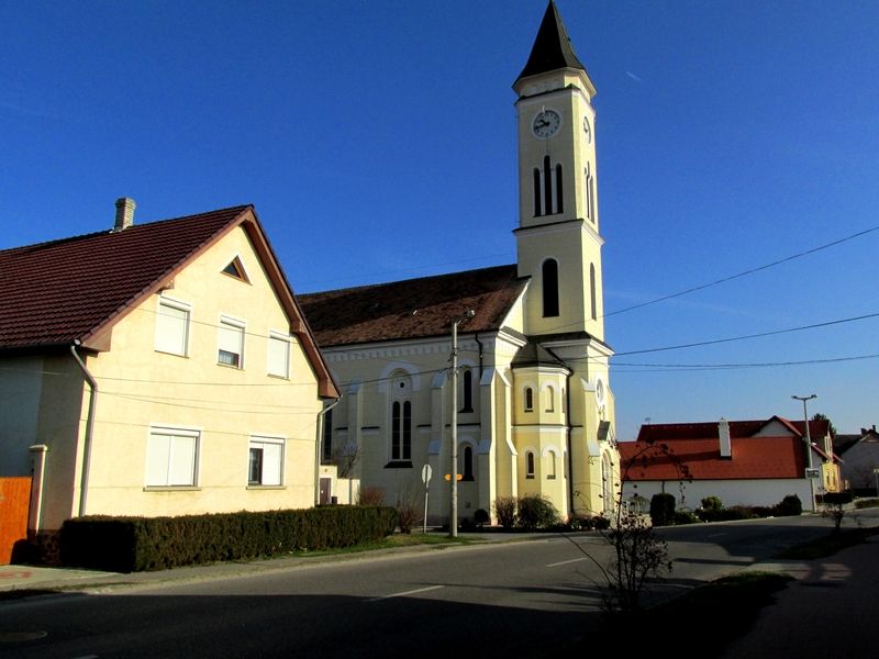 Kostel v lázeňském městečku bývá o nedělích plný a v době adventu chodí do kostela věřící každý den brzo ráno na roráty