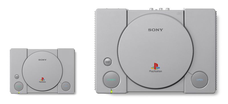 Porovnání velikostí PlayStationu Classic (vlevo) a původní verze z roku 1994