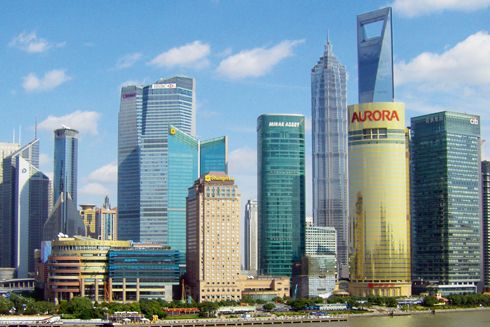 Panoráma obchodní zóny Pchu-tung se Šanghajským světovým finančním střediskem, přezdívaným otvírač lahví. 