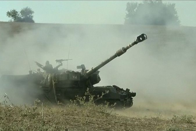 BEZ KOMENTÁŘE: Izraelští vojáci u hranic pásma Gazy odpalují rakety