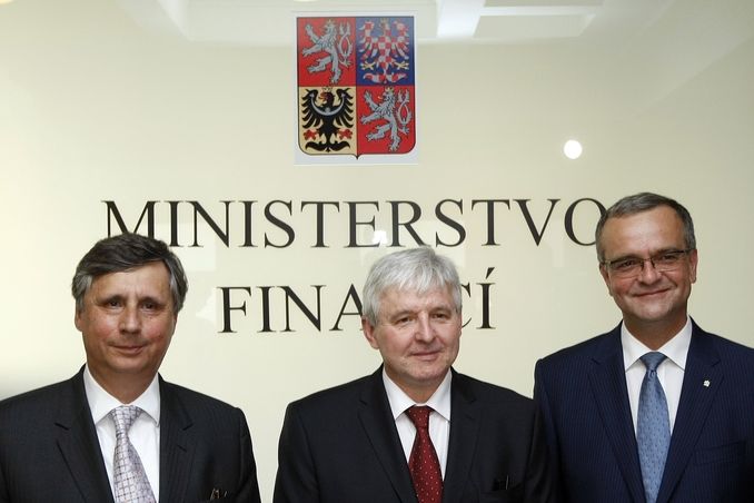 Nově jmenovaný ministr financí Jan Fischer, premiér Jiří Rusnoka a Miroslav Kalousek.