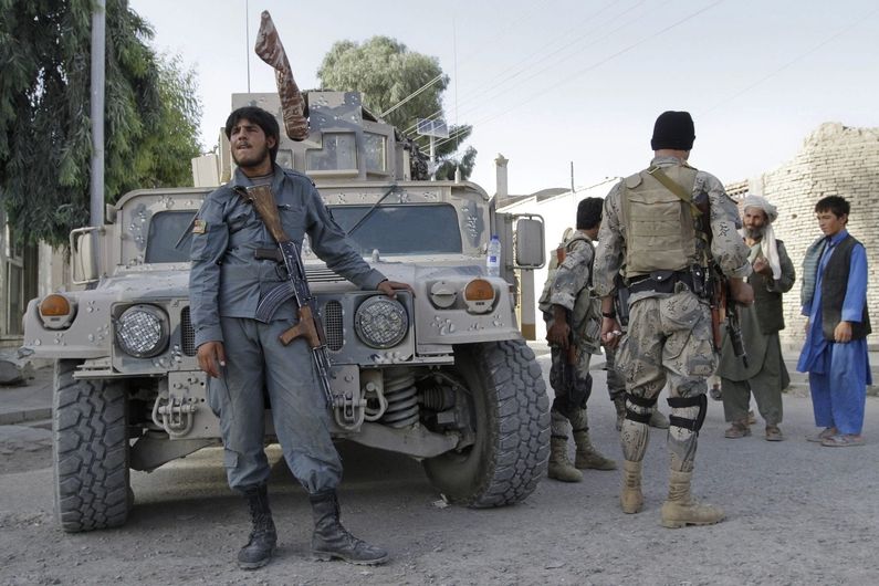 Příslušník afghánských bezpečnostních sil střeží Karzáího dům v Kandaháru