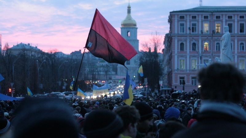 Banderovská vlajka na demonstraci v Kyjevě před Michajlovským klášetrem 