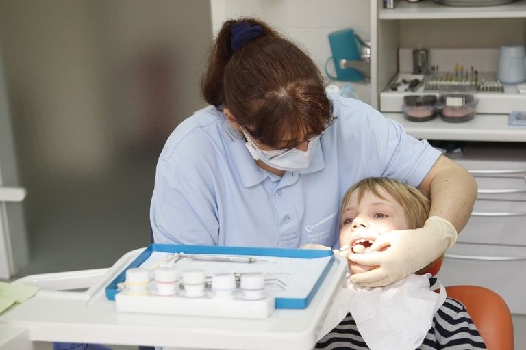 Vypadlý zub musí hned zpět. A pokud to nejde, musíte ho na stomatologii minimálně přinést s sebou.