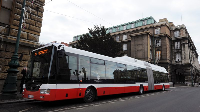 Vedení Dopravního podniku hl. m. Prahy představilo ve středu nový městský autobus SOR NBH 18 s hybridním pohonem. 
