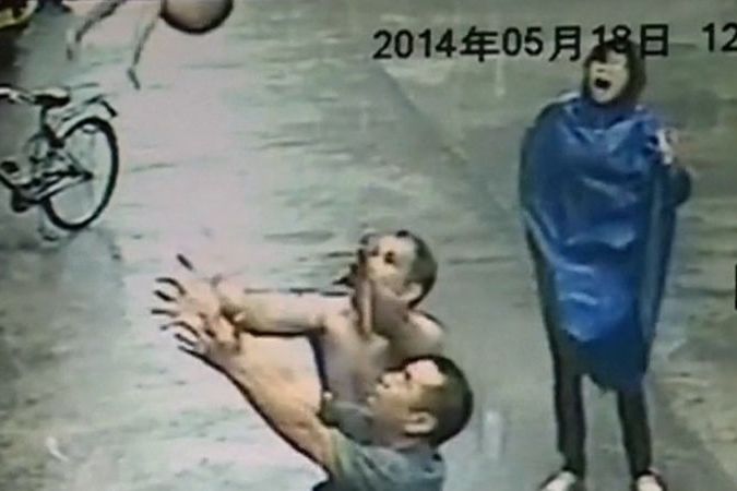 BEZ KOMENTÁŘE: Kolemjdoucí chytil do náručí roční dítě, které vypadlo z okna ve druhém patře