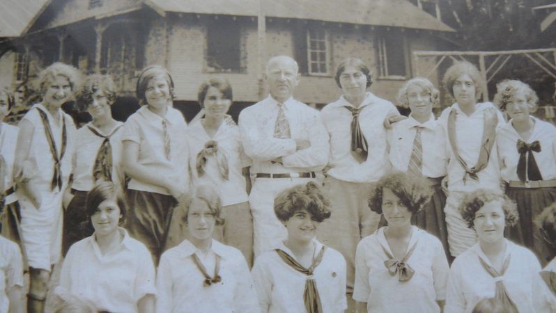 Dezider Engel si v USA založil plaveckou školu pro dívky.