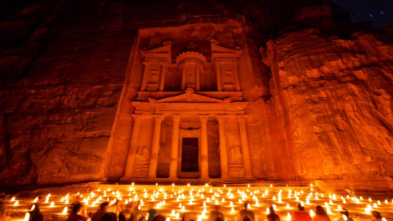 Hrobka Al-Chaznech (Pokladnice) osvětlená desítkami zlatavých světel vyvolává mystickou atmosféru.