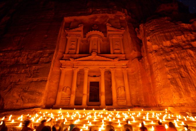 Hrobka Al-Chaznech (Pokladnice) osvětlená desítkami zlatavých světel vyvolává mystickou atmosféru