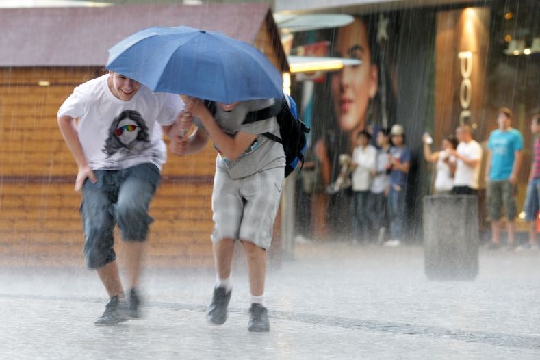 Prudký déšť zaskočil na Václavském náměstí plno lidí.