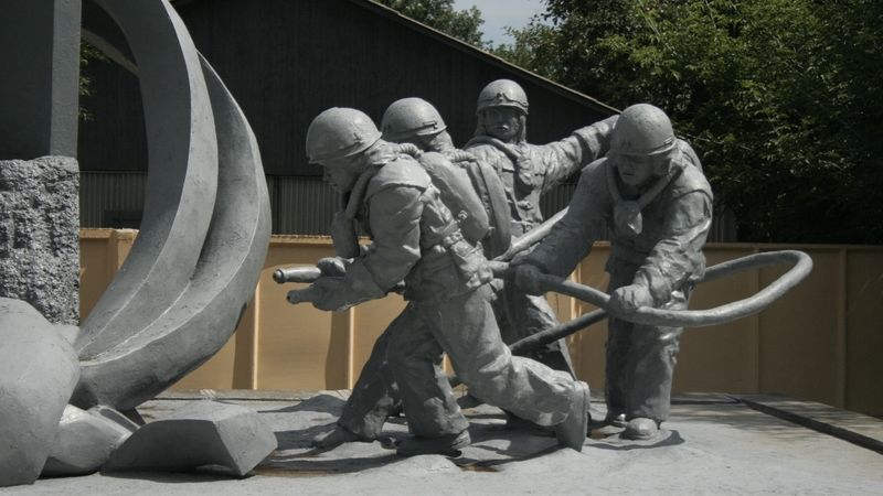 Část památníku postaveného na paměť zasahujícím hasičům