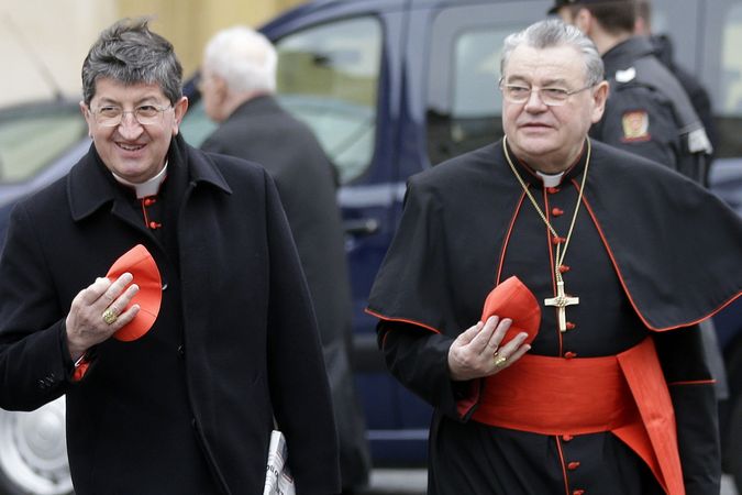 Kardinál Dominik Duka (vpravo) před volbou papeže ve Vatikánu