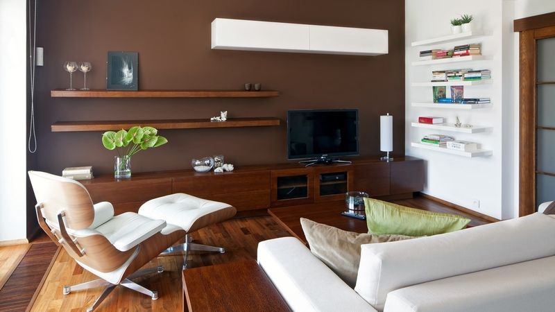 Dominantou obývacího pokoje je Lounge Chair Charlese Eamese značky Vitra. Nábytek je vyrobený na míru a dubová dýha barevně přizpůsobená odstínu podlahy z ořechu. 