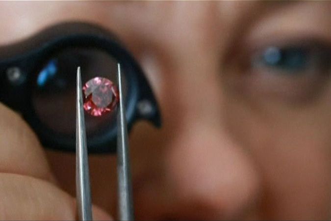 BEZ KOMENTÁŘE: V australském dole našli vzácný červený diamant
