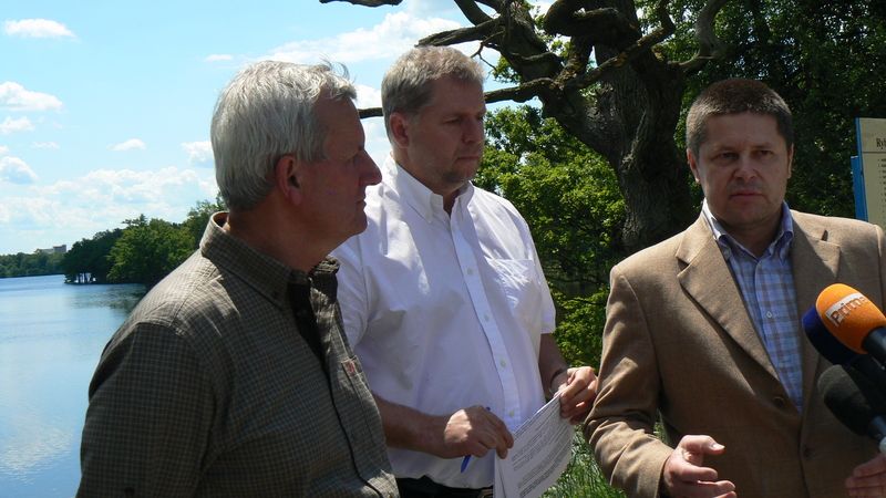 Ministr zemědělství Petr Bendl (uprostřed)