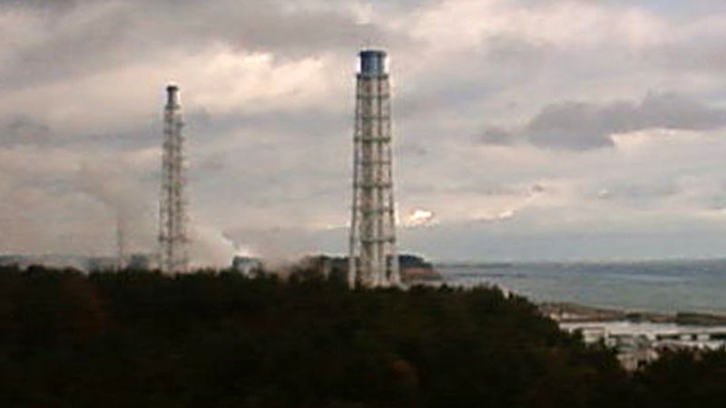 Z poškozené jaderné elektrárny Fukušima stoupá dým.