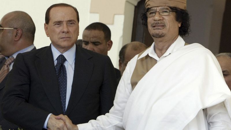 Italský premiér Silvio Berlusconi (vlevo) a libyjský vůdce Muamar Kaddáfí
