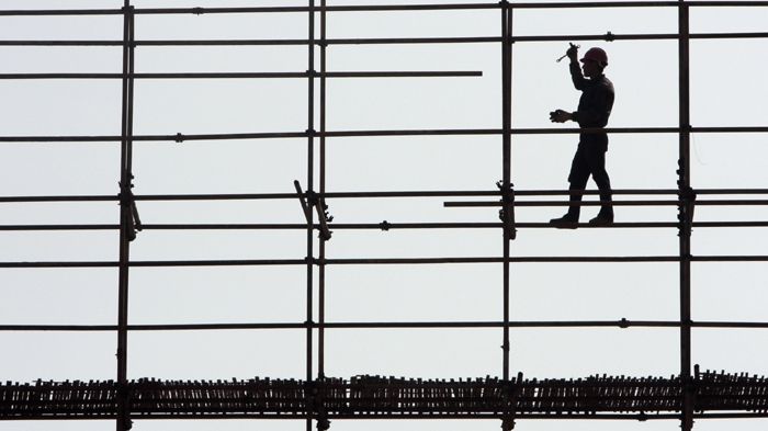 Čínský dělník staví lešení ve městě Nanjing (ilustrační foto)